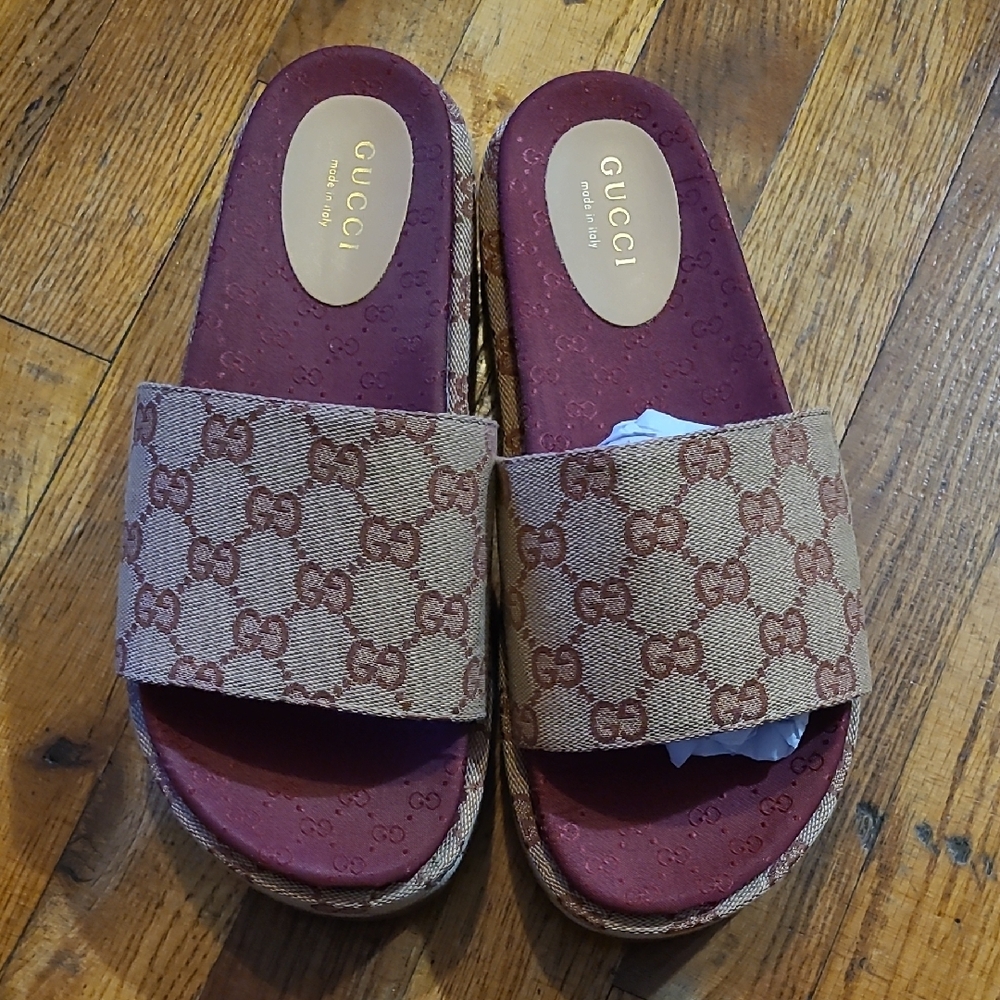 Gucci Beige and Burgundy Logo Slides - Picture 3 of 9